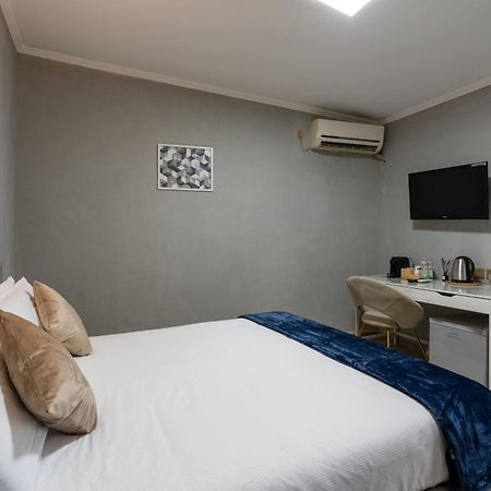 Portafortuna Guesthouse - Close To Colosseum Рим Экстерьер фото