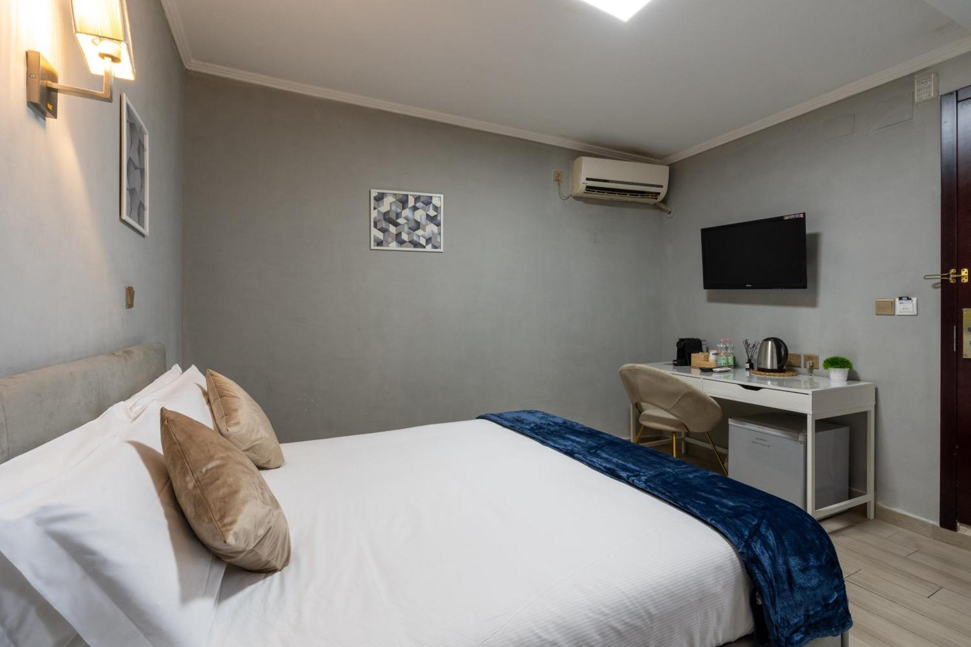 Portafortuna Guesthouse - Close To Colosseum Рим Экстерьер фото