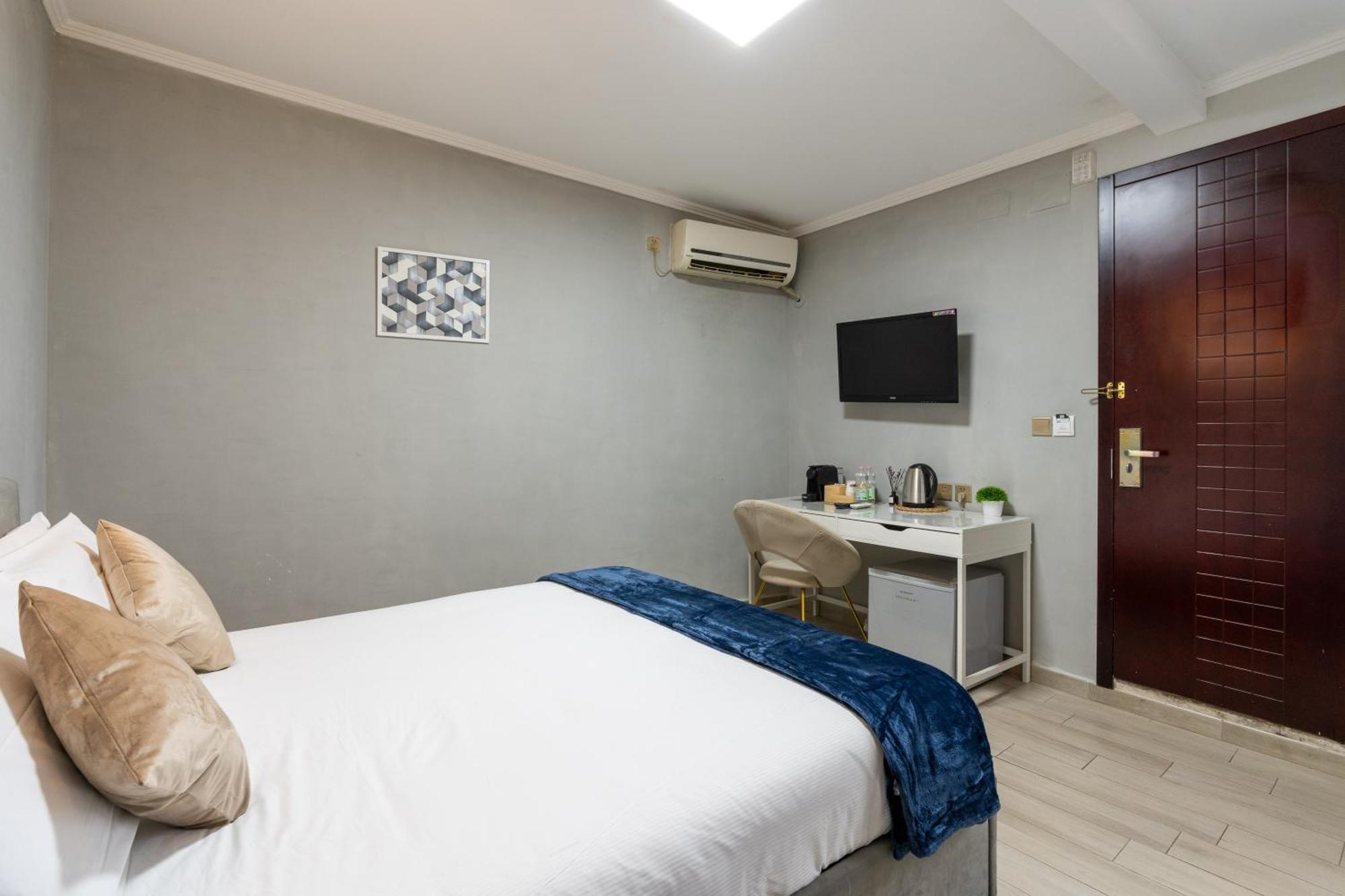 Portafortuna Guesthouse - Close To Colosseum Рим Экстерьер фото