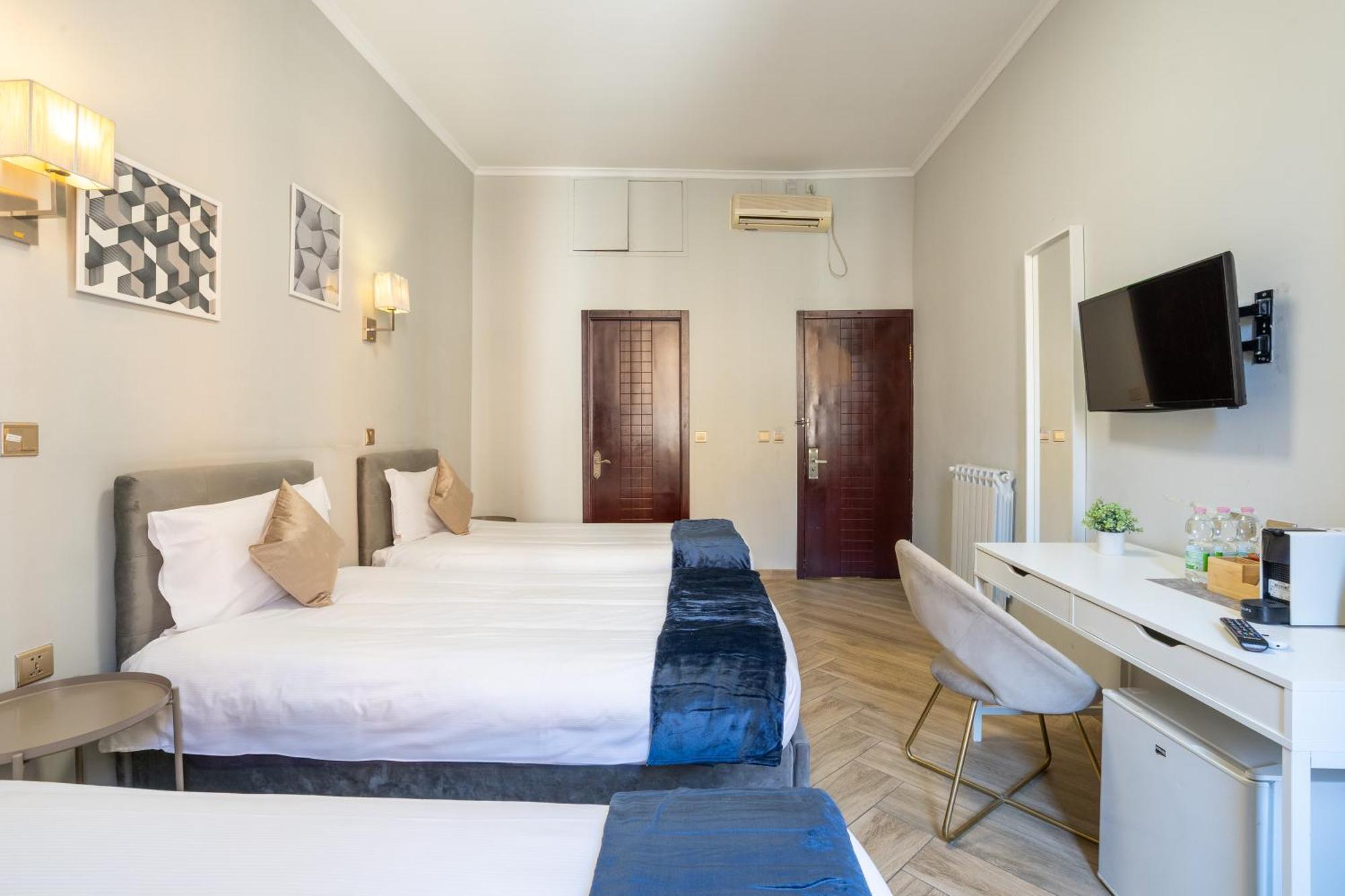Portafortuna Guesthouse - Close To Colosseum Рим Экстерьер фото