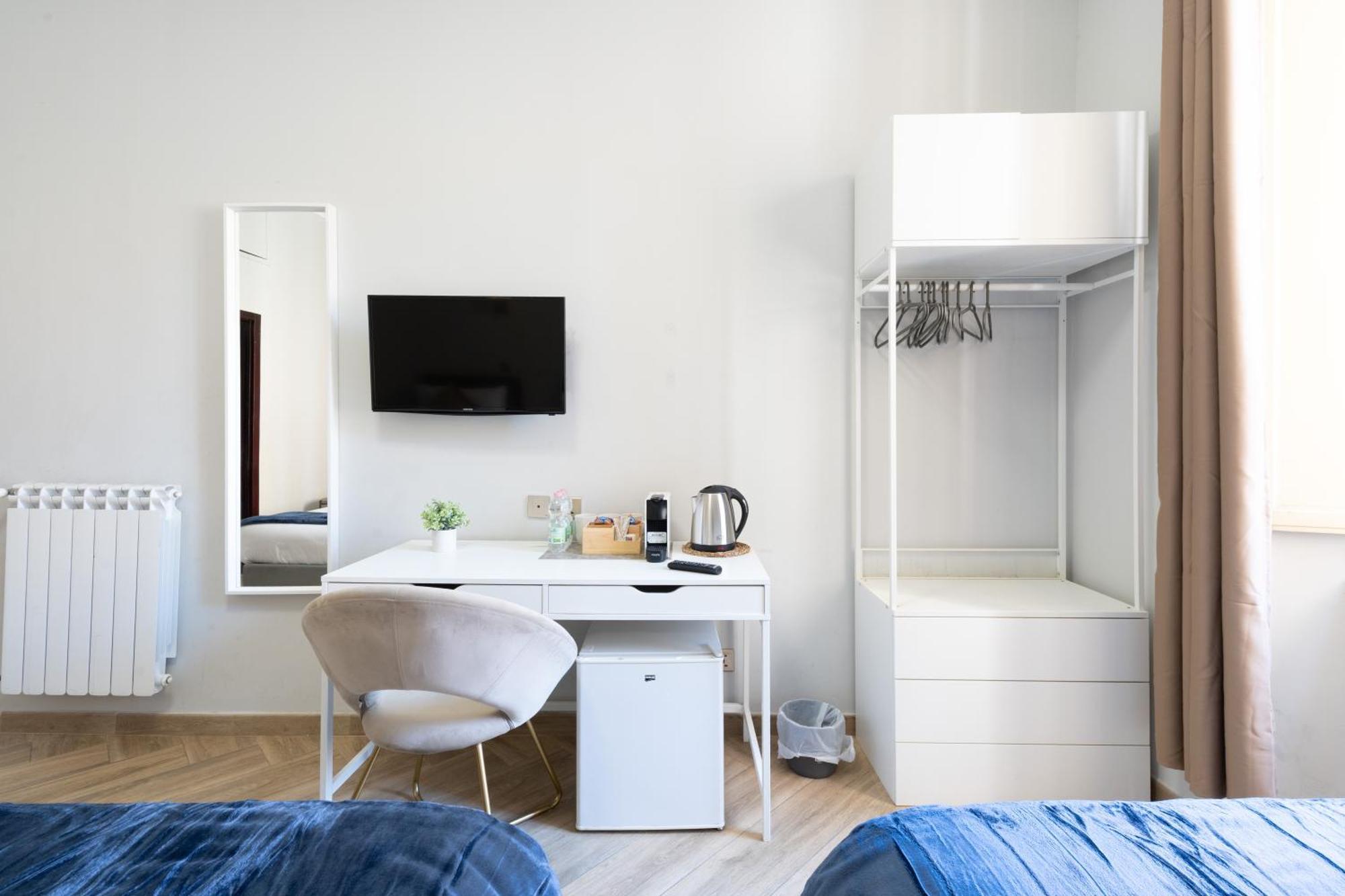 Portafortuna Guesthouse - Close To Colosseum Рим Экстерьер фото