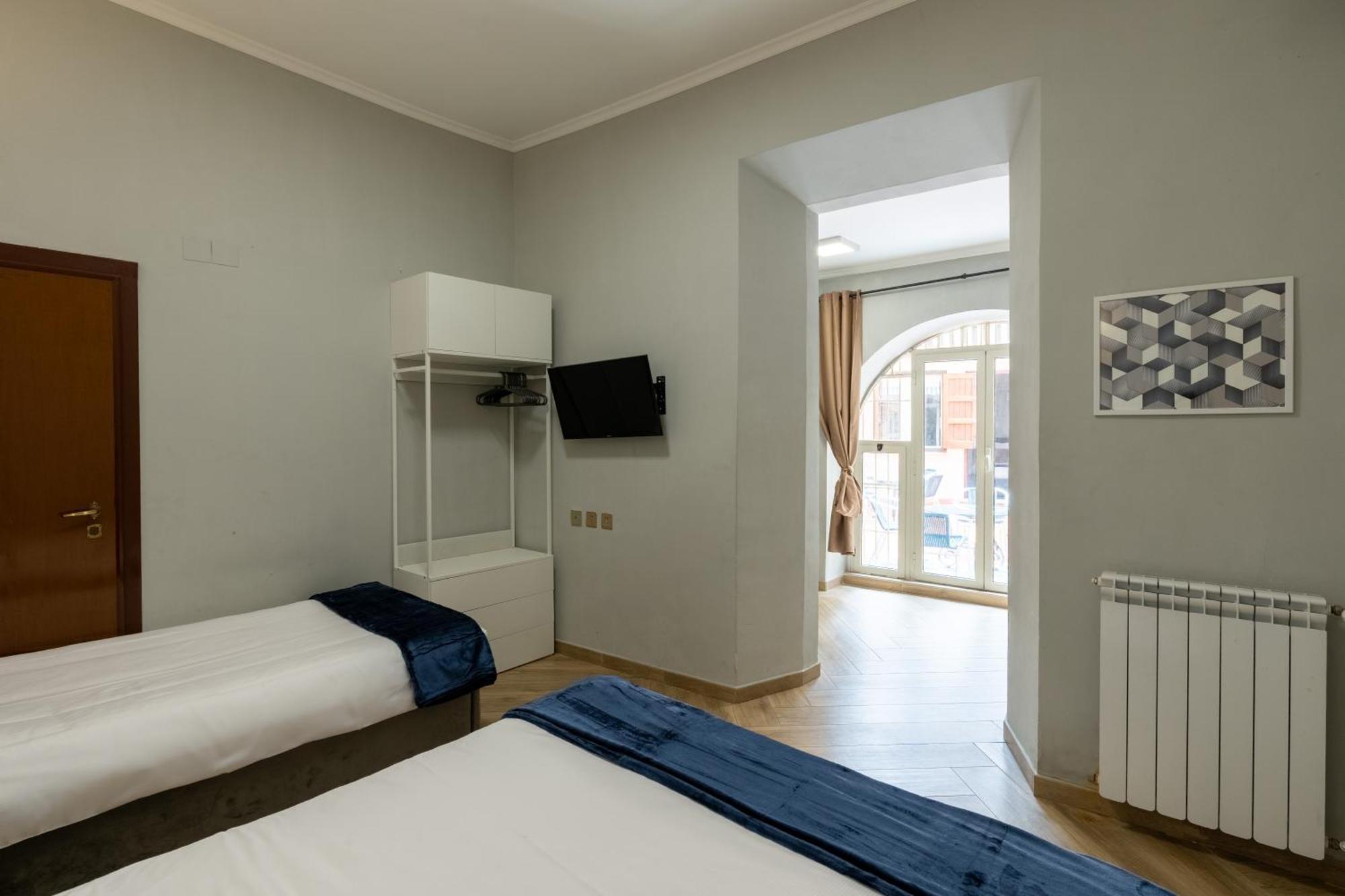 Portafortuna Guesthouse - Close To Colosseum Рим Экстерьер фото