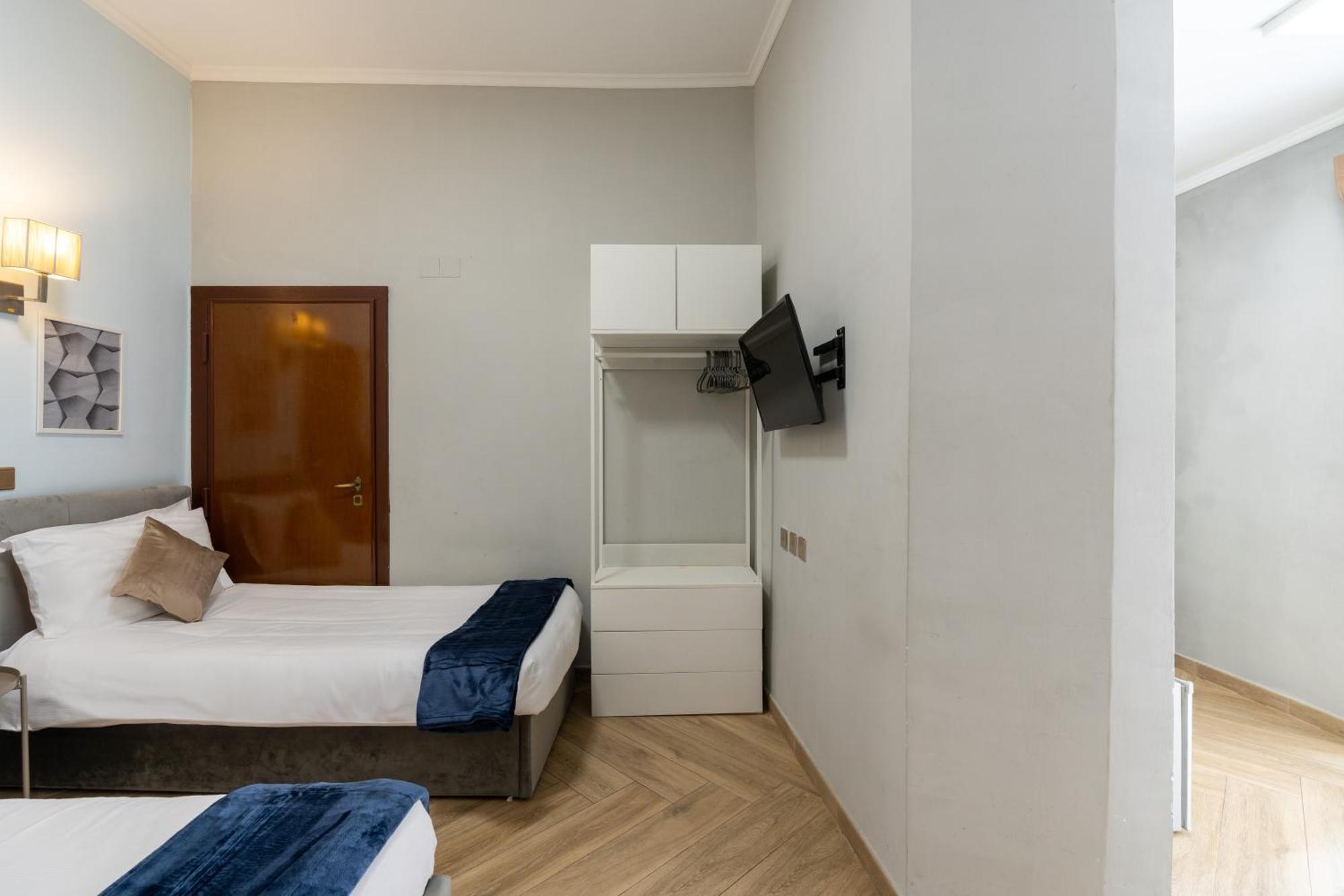 Portafortuna Guesthouse - Close To Colosseum Рим Экстерьер фото